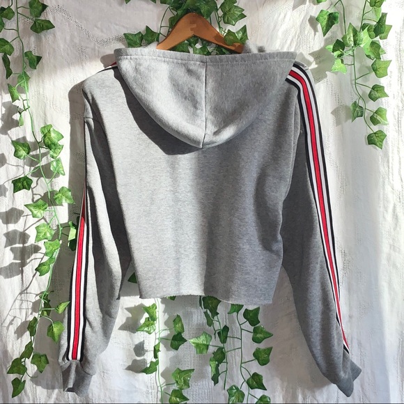 Grey cropped sweatshirt with striped arms. Rue 21 - Picture 3 of 3